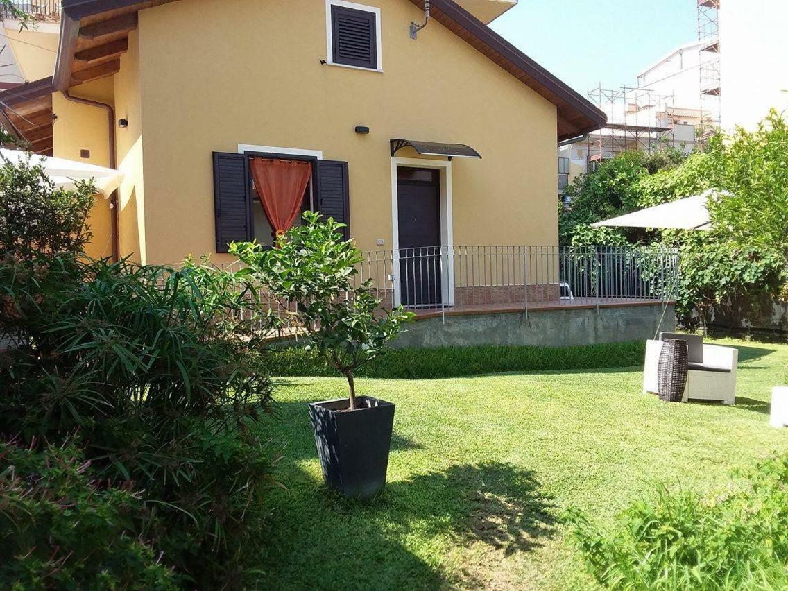 Villetta Singola "Lilla" Ali Terme Exterior foto